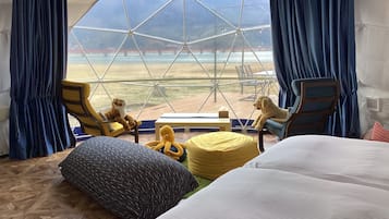 1 bedroom, desk