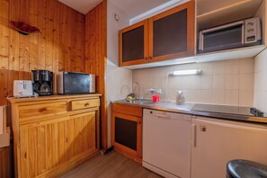 Refrigerador, microondas, parrilla de estufa y cafetera y tetera 