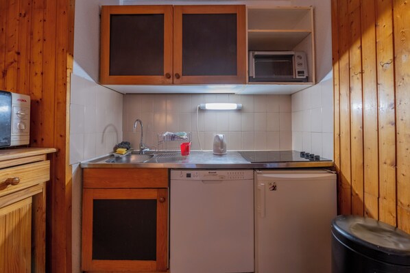 Kylskåp, mikrovågsugn, spishäll och kaffe- och tebryggare