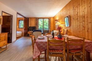 2 bedrooms, bed sheets