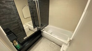 Haartrockner, Handtücher, Seife, Shampoo