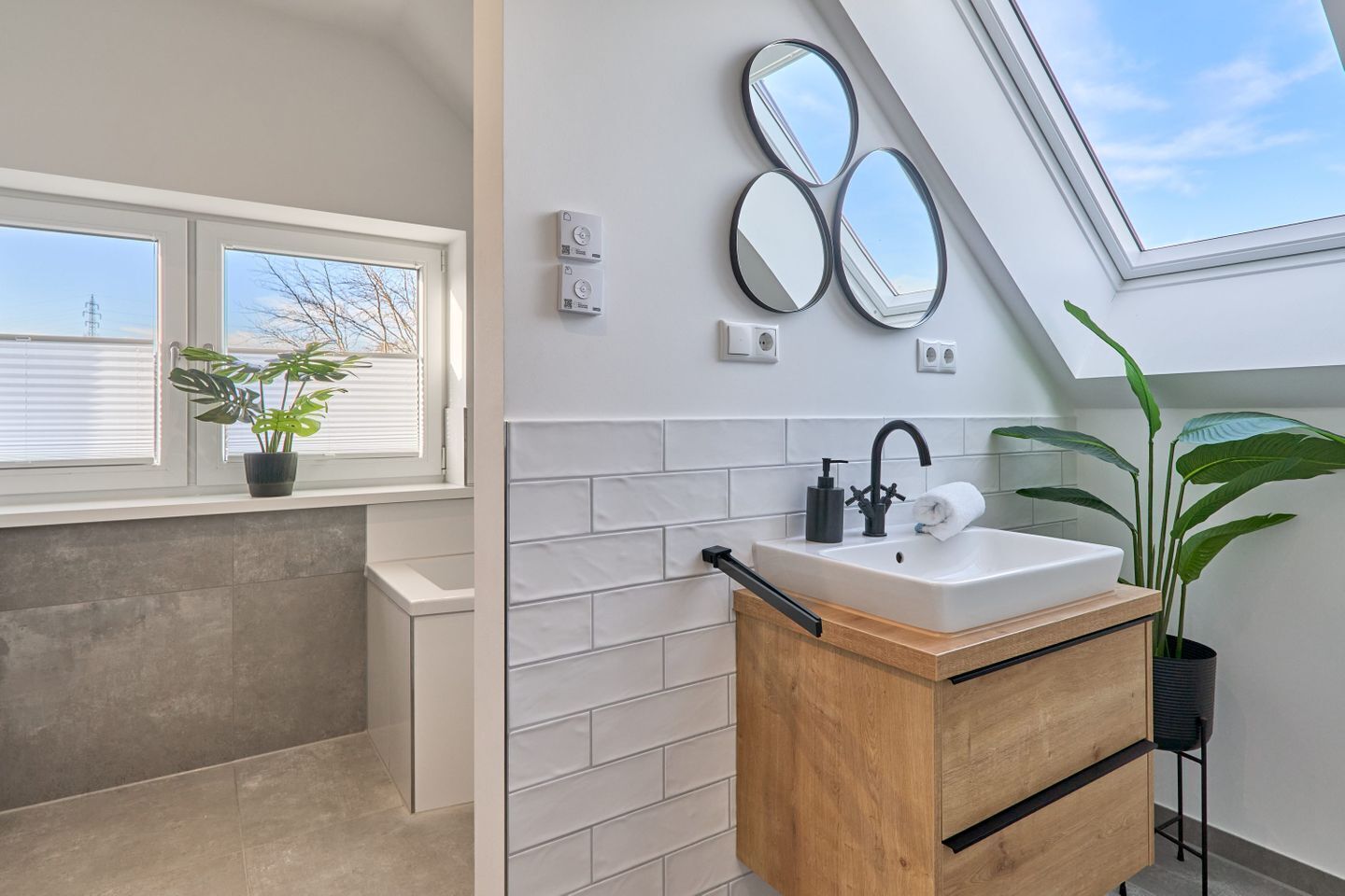 Regadera, secadora de cabello, toallas, jabón 