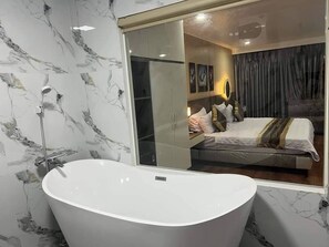Shower, free toiletries, hair dryer, towels - Luxury Hotel 2 HP - by Bay Luxury (Hai Phong)