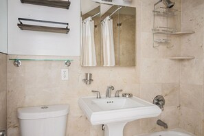 Hair dryer, towels - Blueground | West Village, AC, nr High Line (New York)