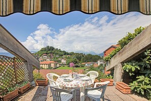 Outdoor dining - Casa Virginia, Laveno Mombello, Italy (Laveno Mombello)