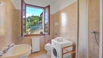 Doccia, bidet, asciugamani