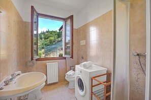 Douche, bidet, serviettes fournies