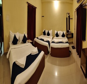 Seprai antialergi, meja kerja, Wi-Fi gratis, dan seprai linen