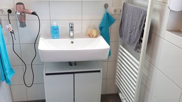 Dusche, Haartrockner, Handtücher