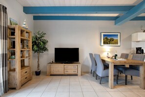 Dining - Apartment "Seegarden" with Private Terrace, Shared Garden, and Wi-Fi (Pellworm)