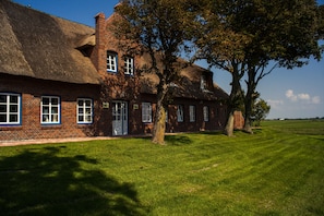 Exterior - Apartment “Alte Kirche” with Private Terrace, Shared Garden and Wi-Fi (Pellworm)