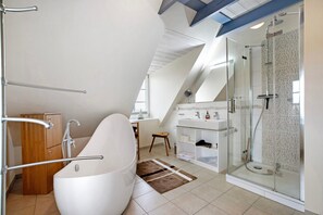 Shower, hair dryer, towels