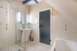 Shower, hair dryer, towels - Apartment 'Rungholtturm' with Private Terrace, Shared Garden and Wi-Fi (Pellworm)