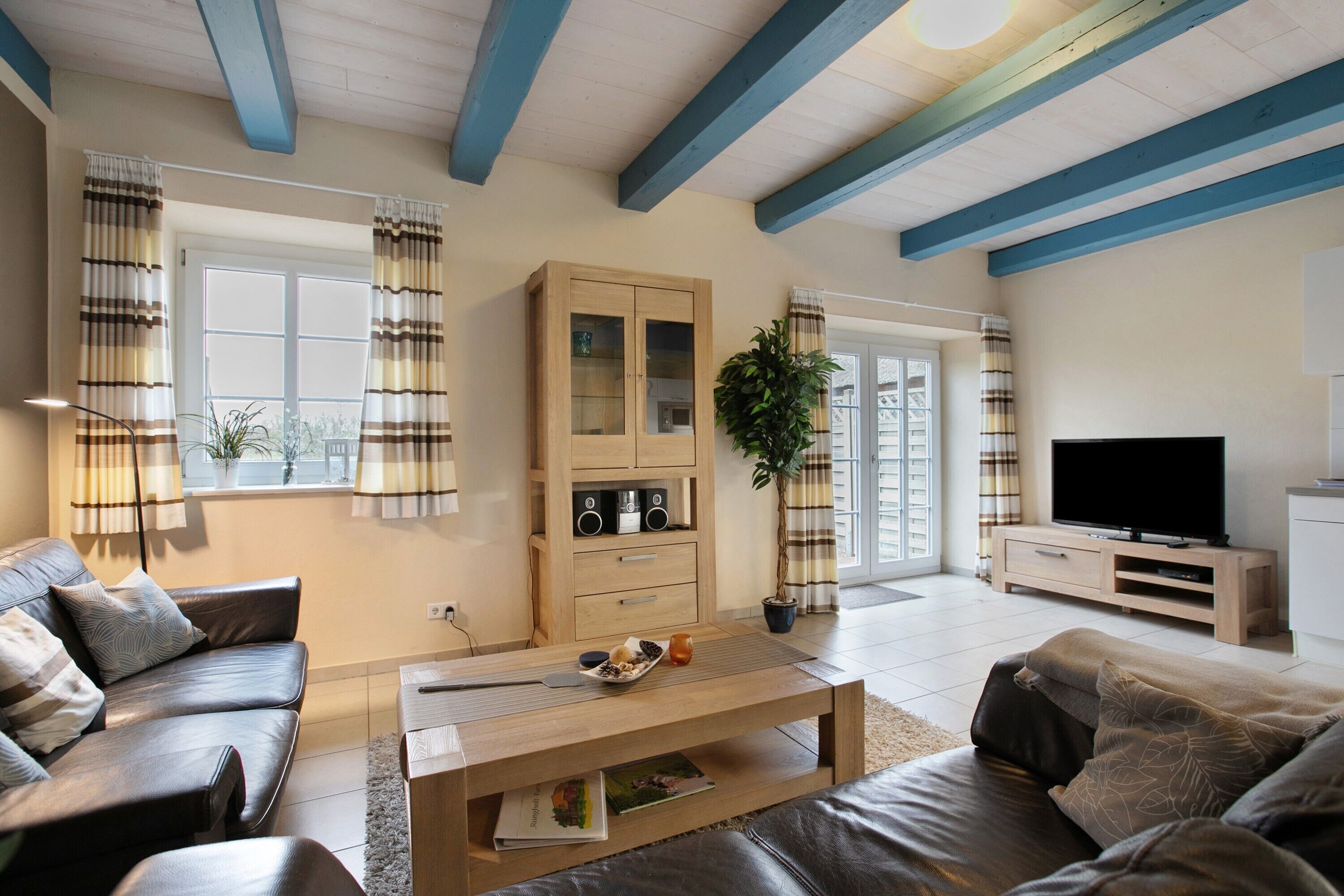 Tv, dvd-spelare och en stereo