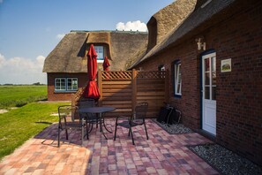 Outdoor dining - Apartment "Leuchtturm" with Private Terrace, Shared Garden and Wi-Fi (Pellworm)