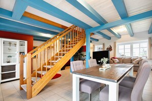 Dining - Apartment "Leuchtturm" with Private Terrace, Shared Garden and Wi-Fi (Pellworm)