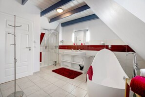Shower, hair dryer, towels - Apartment "Leuchtturm" with Private Terrace, Shared Garden and Wi-Fi (Pellworm)