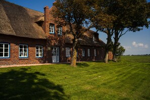 Exterior - Apartment "Leuchtturm" with Private Terrace, Shared Garden and Wi-Fi (Pellworm)
