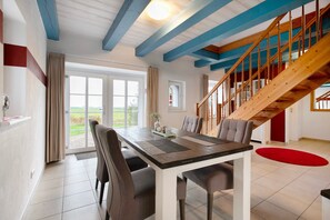 Dining - Apartment "Leuchtturm" with Private Terrace, Shared Garden and Wi-Fi (Pellworm)