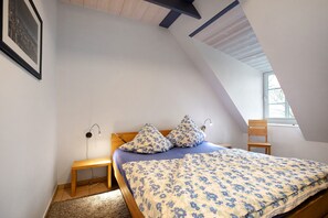 2 makuuhuonetta, silitysrauta/-lauta, ilmainen Wi-Fi, vuodevaatteet