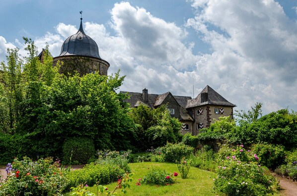 Exterior - Holiday Home 'Villa Gottstreu' with Private Terrace, Private Garden and Wi-Fi (Wesertal)
