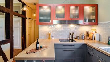 Kühlschrank, Mikrowelle, Ofen, Herdplatte