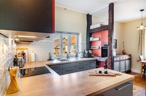 Køleskab, mikrobølgeovn, ovn, kogeplade