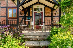 Exterior - Holiday Home 'Villa Gottstreu' with Private Terrace, Private Garden and Wi-Fi (Wesertal)