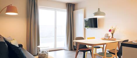 Téléviseur, table de ping-pong