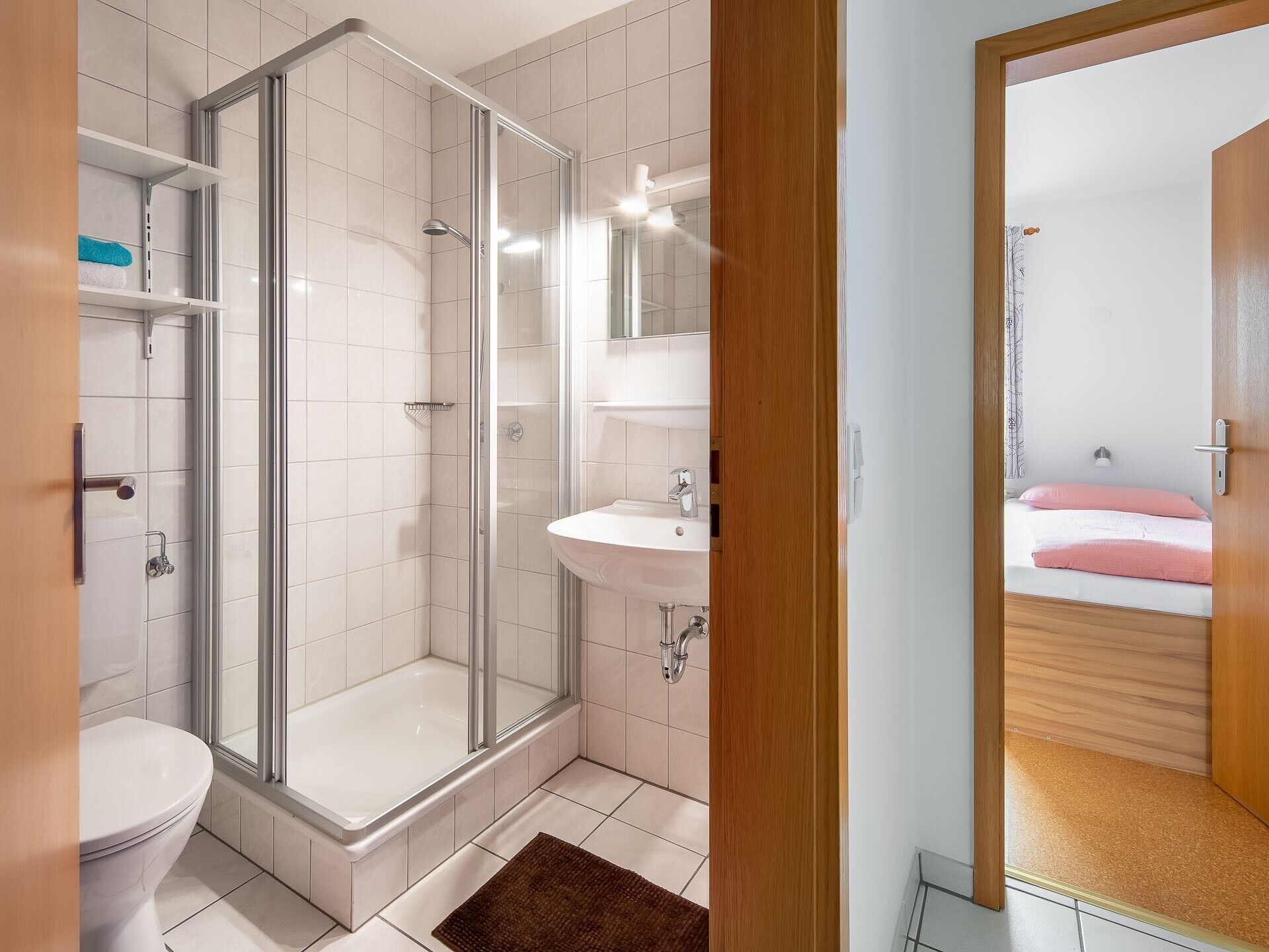 Een douche, handdoeken