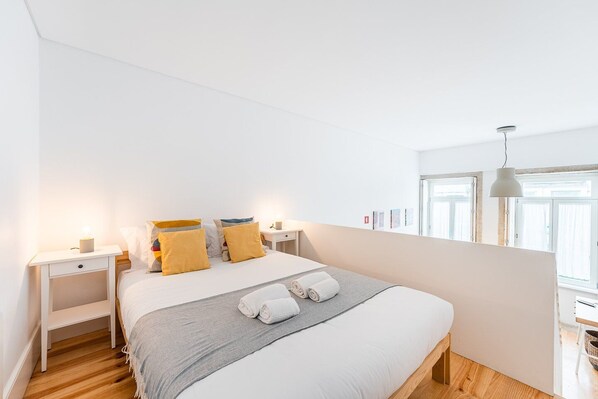 Iron/ironing board, Internet, bed sheets