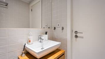 Douche, sĂšche-cheveux, serviettes fournies, savon