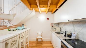 Réfrigérateur, micro-ondes, four, cafetiÚre/bouilloire