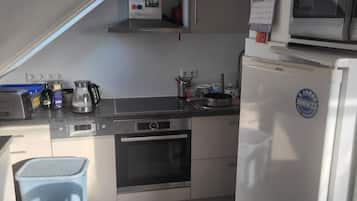 Refrigerador, microondas, horno, placa de cocina