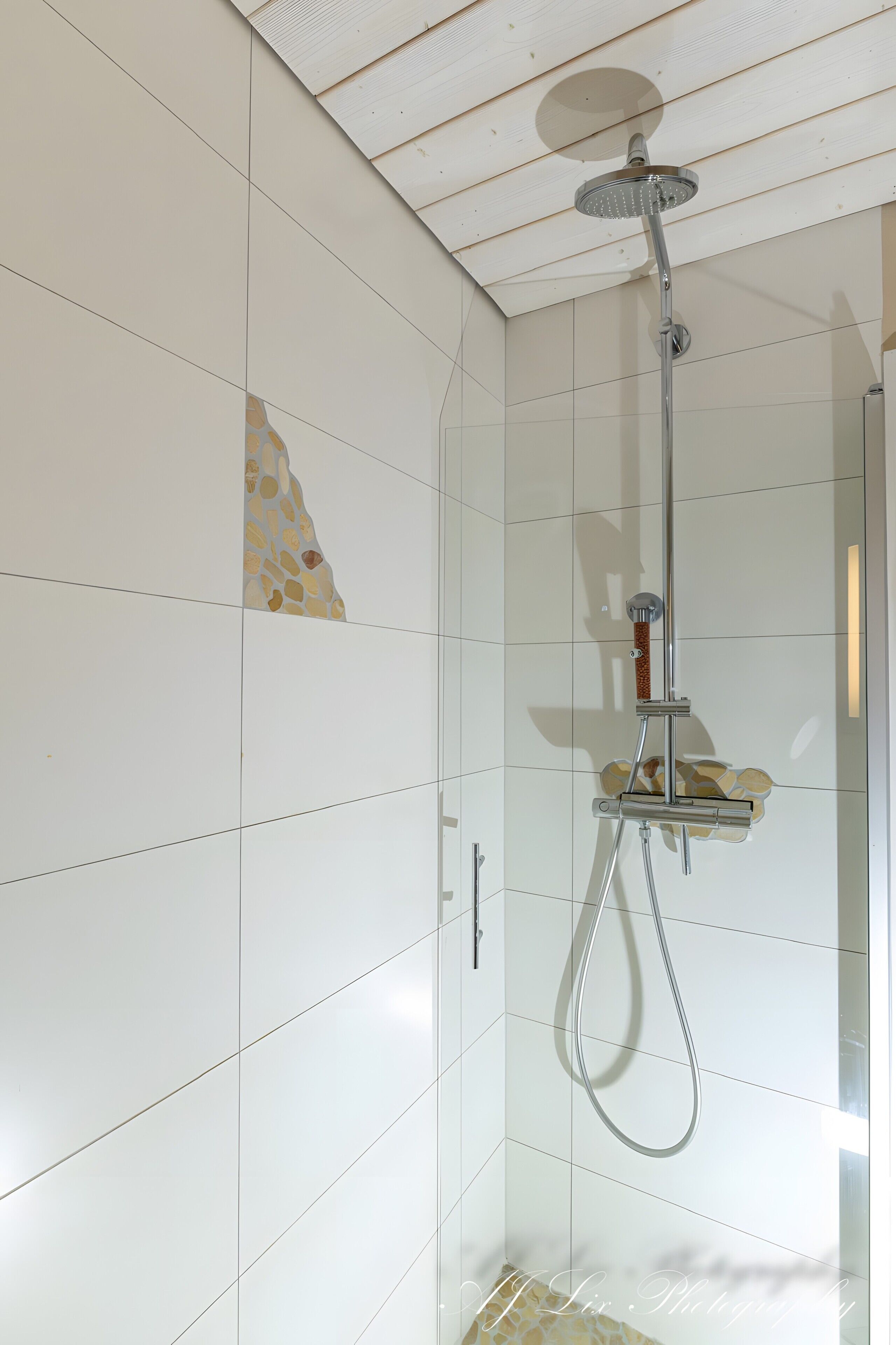 Douche, sèche-cheveux, serviettes fournies