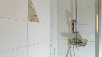 Dusche, Haartrockner, Handtücher