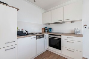Een koelkast, een oven, een kookplaat, een vaatwasser