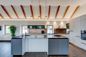 Refrigerador, horno, parrilla de estufa y lavavajillas 