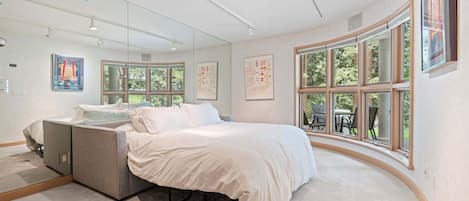 6 bedrooms, desk, iron/ironing board, free WiFi