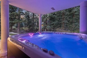 Outdoor spa tub - 6 Bedroom Riverside Haven in East Vail (Vail)