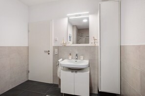 Douche, sèche-cheveux, serviettes fournies