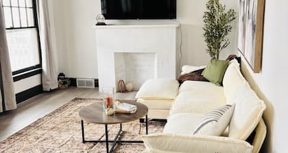 Cozy 2BD Vintage Home with Parking | 8 min to Niagara falls| Hot Shower, 65” TV