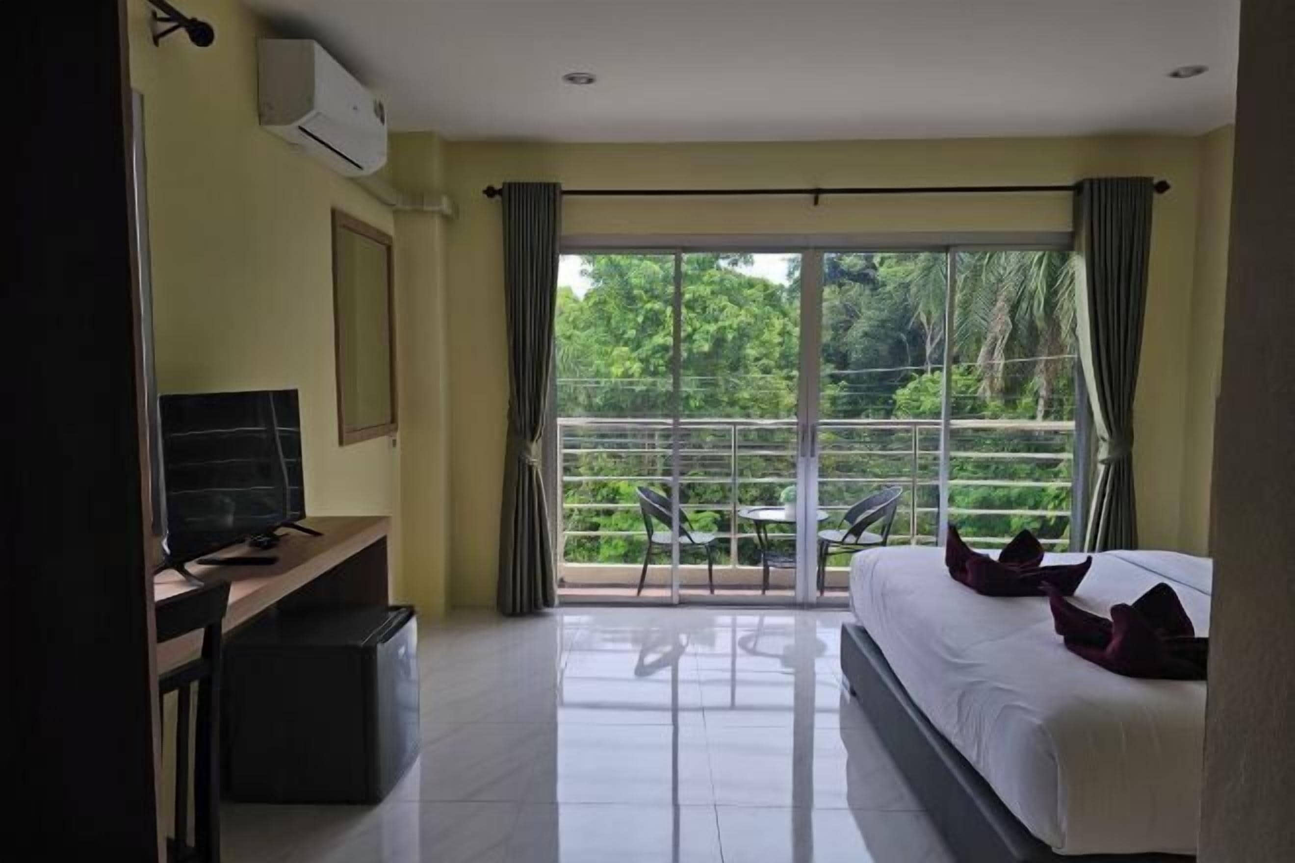 Een bureau, een laptopwerkplek, gratis wifi, beddengoed