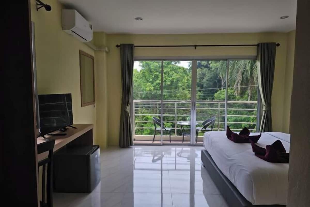 Desk, laptop workspace, free WiFi, bed sheets