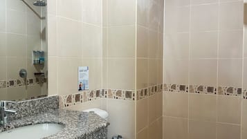 Escritorio, espacio para trabajar con laptop y wifi gratis