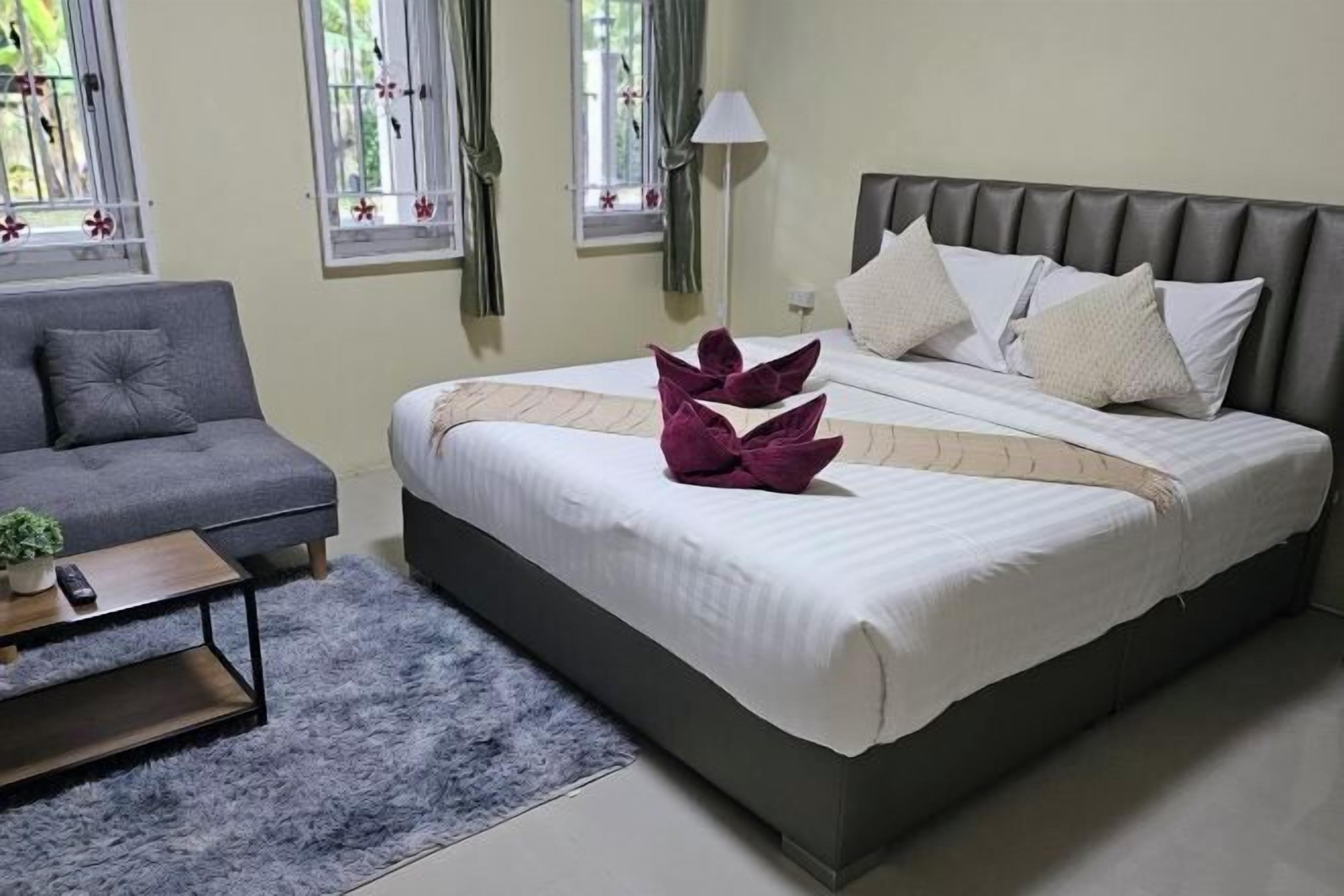 Een bureau, een laptopwerkplek, gratis wifi, beddengoed