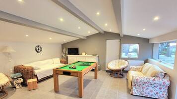 Televisie, een dvd-speler, een tafeltennistafel en boeken