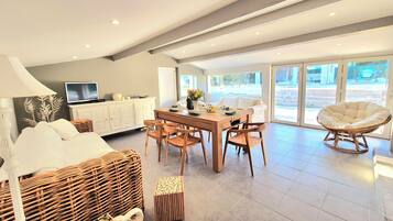 Televisie, een dvd-speler, een tafeltennistafel en boeken