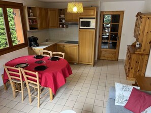 Jääkaappi, astianpesukone, keittoastiat/astiat/ruokailuvälineet