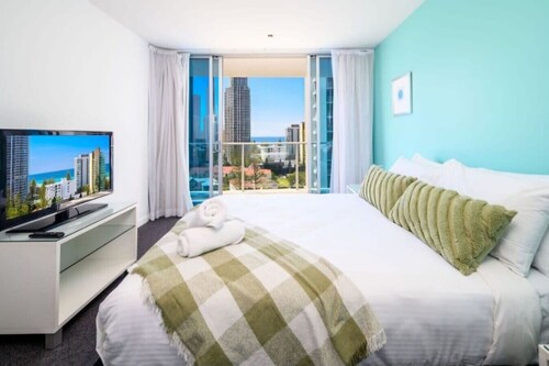 Serenity In Surfers - Ocean Views, WiFi & Parking